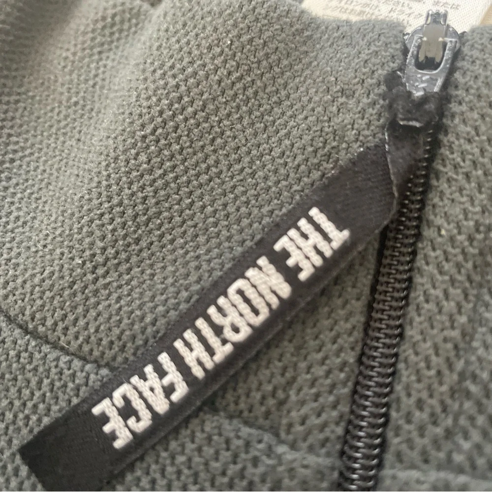 The North Face Pullover Men’s Large Gray 1/4 Zip Fleece Hiking Outdoors Logo